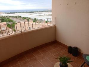 einen Balkon mit Blick auf die Wüste in der Unterkunft Mediterráneo lux in Aguadulce