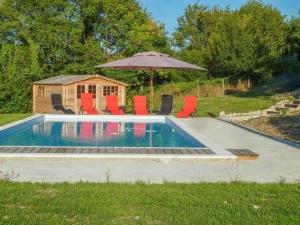 einen Pool mit roten Stühlen und einem Sonnenschirm in der Unterkunft La Bourriette in Montaigu-de-Quercy