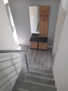 Habitación con escalera, cama y armario. en Casa Vacacional en Louro, en Muros