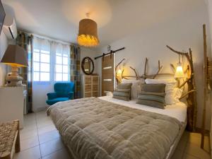 Postel nebo postele na pokoji v ubytování Hôtel Le Neptune en Camargue