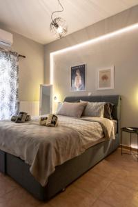 Un pat sau paturi într-o cameră la MK lux apartment