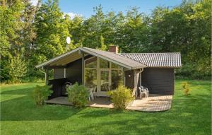 Cabaña pequeña con terraza en el césped en Nice Home In Spttrup With Kitchen, en Spottrup