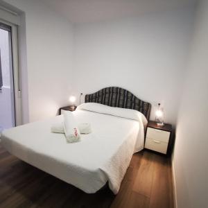 a bedroom with a bed with two towels on it at Junto Playa de Levante, céntrico, Smart Tv 55- by Aloha Palma in Águilas