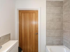 Et badeværelse på Hadleigh Farm Cottage + 15 billeder