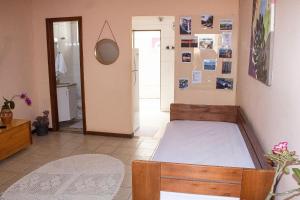 1 dormitorio con 1 cama en una habitación en Casa de 2 Suítes com Internet Rápida e Comodidades, en Belo Horizonte
