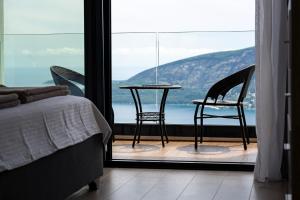sypialnia z łóżkiem, stołem i krzesłami w obiekcie Villa Trebesin w mieście Herceg Novi