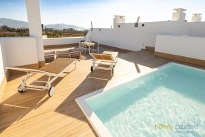 uma varanda com uma piscina no topo de um edifício em Homity Exclusive Playa Granada Beach & Golf - Mar de Astrid em Motril