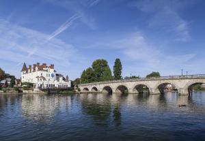梅登黑德的住宿－Thames Riviera Hotel, Sure Hotel Collection by Best Western，一座桥,一座有城堡和建筑的河流