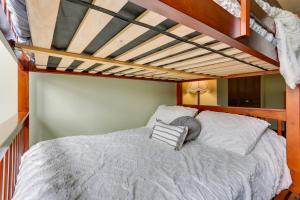 - une chambre avec des lits superposés et des draps blancs dans l'établissement Waterfront Afton Retreat with Deck, Firepit, Canoe, à Afton