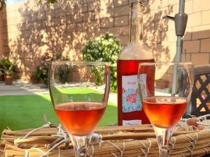 - deux verres à vin sur une table avec une bouteille de vin dans l'établissement Su Fassoi Cabras, à Cabras