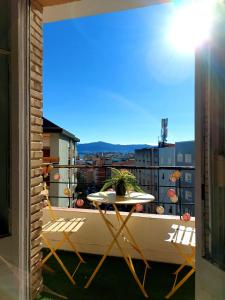een tafel en stoelen op een balkon met uitzicht bij NEW! Beautiful City Apartment Santander in Santander