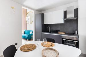 Kuchyň nebo kuchyňský kout v ubytování Lior Apartment