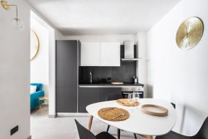 Kuchyň nebo kuchyňský kout v ubytování Lior Apartment