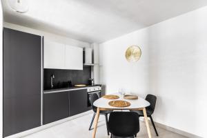 Kuchyň nebo kuchyňský kout v ubytování Lior Apartment
