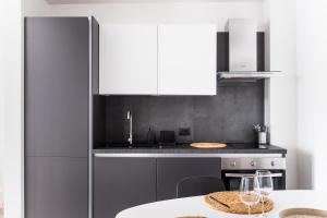 Kuchyň nebo kuchyňský kout v ubytování Lior Apartment