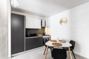 Kuchyň nebo kuchyňský kout v ubytování Lior Apartment