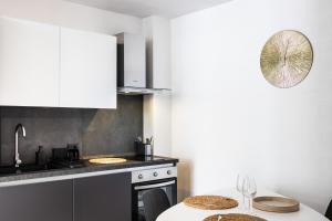 Kuchyň nebo kuchyňský kout v ubytování Lior Apartment