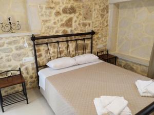een slaapkamer met een bed met 2 kussens erop bij Casa dei Maestri in Perivólia