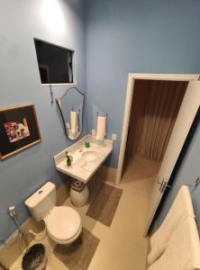uma casa de banho com um WC branco e um lavatório. em Melhor ponto de Bonito em Bonito