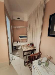 Habitación pequeña con mesa y silla en Melhor ponto de Bonito, en Bonito
