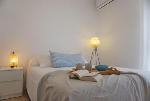 a bedroom with a bed with a tray of books at Casa Keko in La Herradura