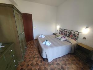 a bedroom with a bed with two towels on it at Il Giardino dei Pavoni in Soviore