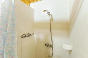 La salle de bains est pourvue d'une douche avec rideau de douche. dans l'établissement Terimex, à Pogorzelica