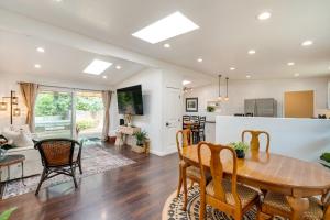 Η κουζίνα ή μικρή κουζίνα στο Modern Meadow Vista Vacation Home with Spacious Deck