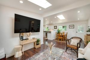 Μια τηλεόραση ή/και κέντρο ψυχαγωγίας στο Modern Meadow Vista Vacation Home with Spacious Deck