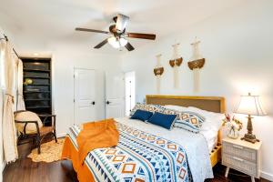 1 dormitorio con 1 cama y ventilador de techo en Modern Meadow Vista Vacation Home with Spacious Deck, 