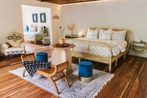 um quarto com uma cama, uma mesa e cadeiras em Casa 41 em Escazú