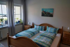 1 dormitorio con 1 cama con 2 almohadas en Im Beilsteiner Mühlental, en Beilstein