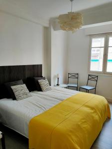Un pat sau paturi într-o cameră la NEW! Beautiful City Apartment Santander