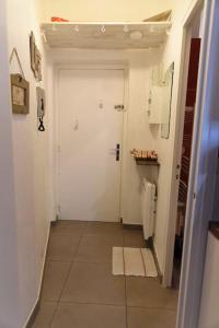 a hallway with a white door in a room at Nid Douillet classé 2 étoiles depuis janvier 2023 in Le Mont-Dore