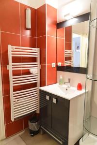 a bathroom with a sink and a mirror at Nid Douillet classé 2 étoiles depuis janvier 2023 in Le Mont-Dore