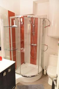 a bathroom with a shower with a glass enclosure at Nid Douillet classé 2 étoiles depuis janvier 2023 in Le Mont-Dore