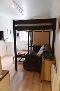 a room with a bunk bed in a room at Nid Douillet classé 2 étoiles depuis janvier 2023 in Le Mont-Dore