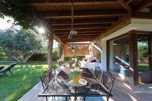 una casa con patio con mesa y sillas en CASA TIERRA - Casas Los Elementos, en Zahora