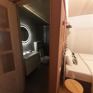 een kleine badkamer met een wastafel en een toilet bij Durr 32 in Dilidzjan
