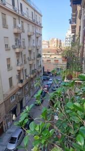 een straat in de stad met auto's naast gebouwen bij Casa Migliore in Palermo