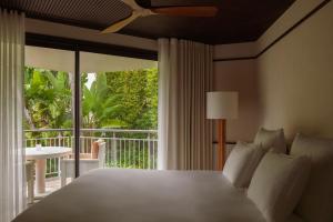 1 dormitorio con 1 cama grande y balcón en Cap d'Antibes Beach Hotel, en Juan-les-Pins
