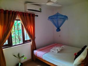 Een bed of bedden in een kamer bij Sanjana Home Stay