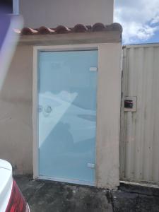 a large blue door on a building at 101 Apartamento em Aracruz ES in Aracruz