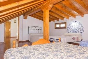 a bedroom with two beds in a room at CASA RURAL EL ZARZOSO in Coria