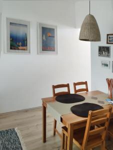 una sala da pranzo con tavolo e 2 sedie di Silver Pelso Apartman a Balatonfüred