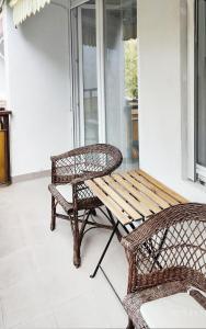 una panchina e una sedia sul portico di Silver Pelso Apartman a Balatonfüred