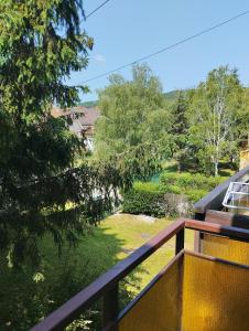 una vista dal balcone di una casa di Silver Pelso Apartman a Balatonfüred