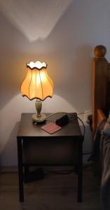 un tavolo con una lampada sopra di Silver Pelso Apartman a Balatonfüred