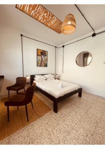 1 dormitorio con 1 cama y 1 silla en Jungle House en Las Palmas de Gran Canaria