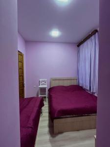 En eller flere senger på et rom på Surami house